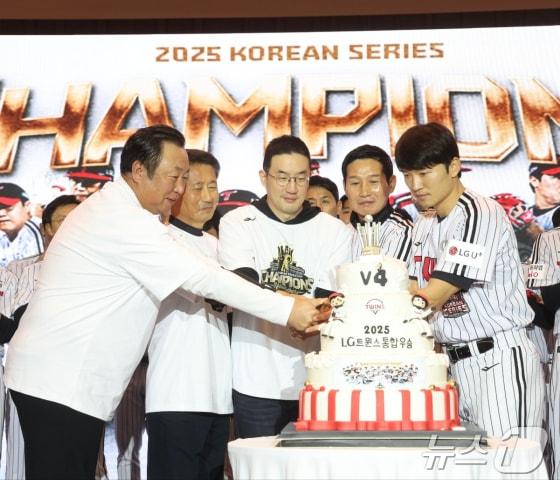 본문 이미지 - 프로야구 LG 트윈스는 6일 곤지암리조트 그랜드볼룸에서 &#39;2025 KBO리그 LG트윈스 통합우승 기념행사&#39;를 열었다.&#40;LG 트윈스 제공&#41;2025.11.6/뉴스1