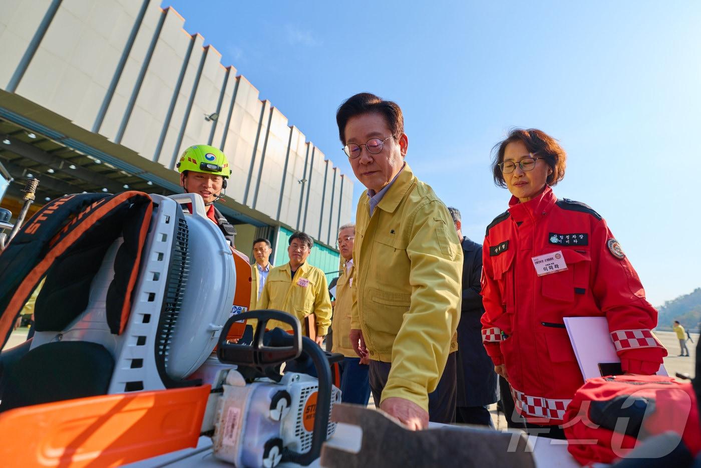 이재명 대통령이 지난 6일 강원도 원주시 산림항공본부에서 열린 산불진화 관·군 합동훈련 점검에서 산불진화장비를 시찰하고 있다. (대통령실 제공. 재판매 및 DB 금지) 2025.11.6/뉴스1 ⓒ News1 이재명 기자