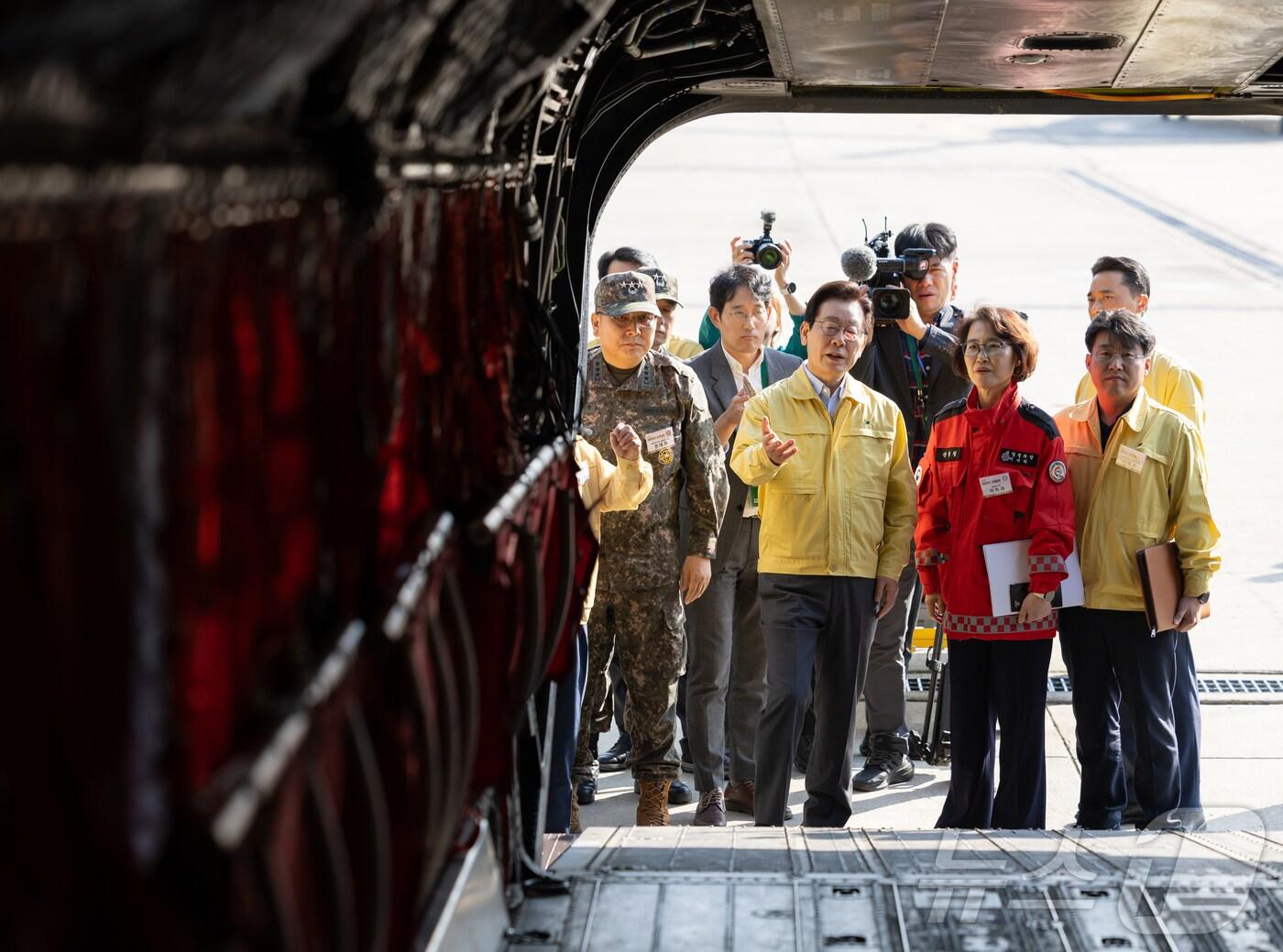 본문 이미지 - 이재명 대통령이 6일 강원도 원주시 산림항공본부에서 열린 산불진화 관·군 합동훈련 점검에서 산불진화장비를 시찰하고 있다. &#40;대통령실 제공. 재판매 및 DB 금지&#41; 2025.11.6/뉴스1 ⓒ News1 이재명 기자