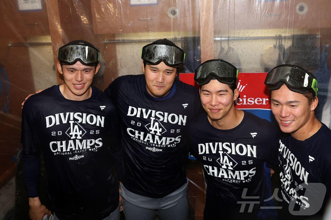 다저스에서 함께 뛰는 김혜성&#40;오른쪽 두 번째&#41;과 사사키&#40;왼쪽부터&#41;, 오타니, 야마모토. ⓒ AFP=뉴스1