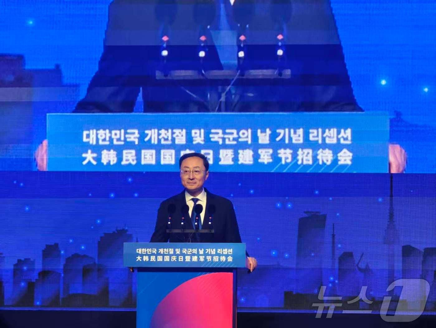 본문 이미지 - 지난해 11월 6일 쑨웨이둥 당시 중국 외교부 부부장이 6일 베이징 소재 한국대사관저에서 개최된 개천절 및 제77주년 국군의날 기념 리셉션에 참석해 발언을 하고 있다. 2025.11.6 ⓒ 뉴스1 정은지 특파원