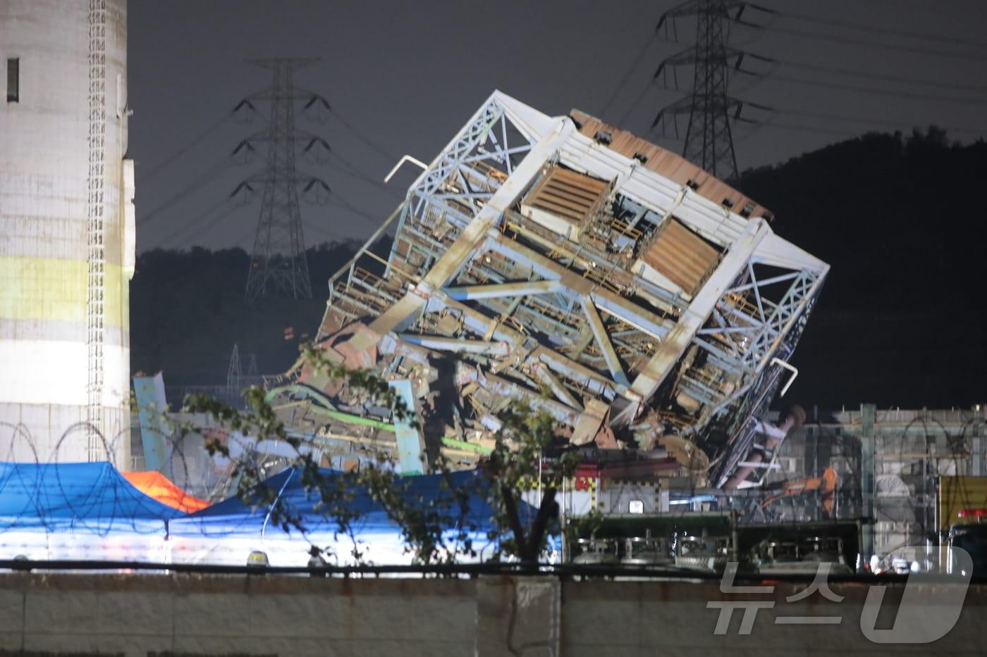 6일 오후 울산 남구 용잠동 한국동서발전 울산화력발전소 보일러 타워 붕괴 사고 현장에서 야간 수색 작업이 이어지고 있다. 2025.11.6/뉴스1 ⓒ News1 김세은 기자