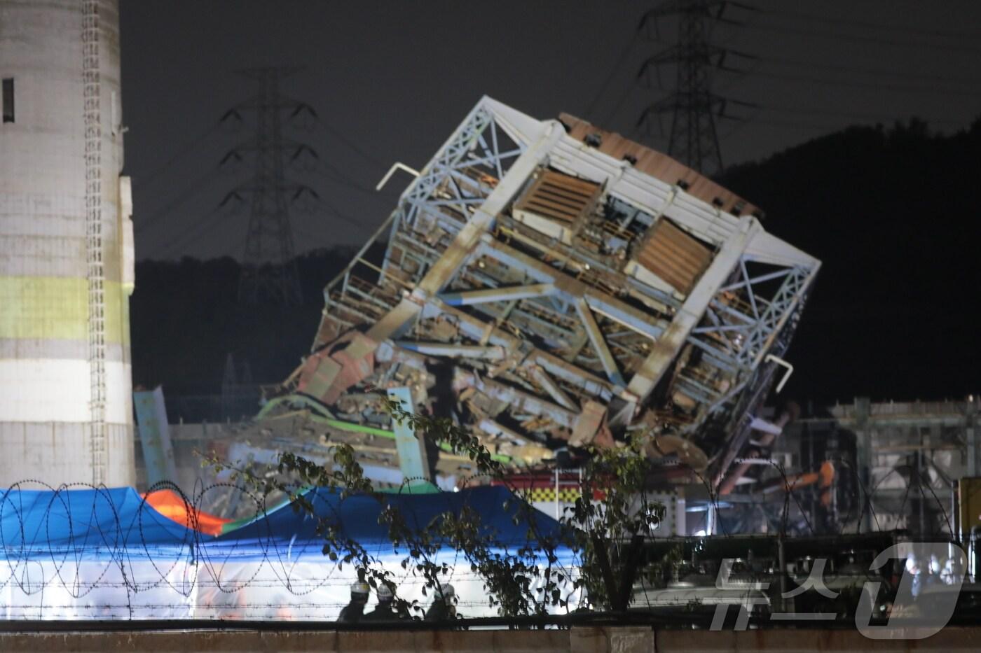 6일 오후 울산 남구 용잠동 한국동서발전 울산화력발전소 보일러 타워 붕괴 사고 현장에서 야간 수색 작업이 이어지고 있다. 2025.11.6/뉴스1 ⓒ News1 박정현 기자