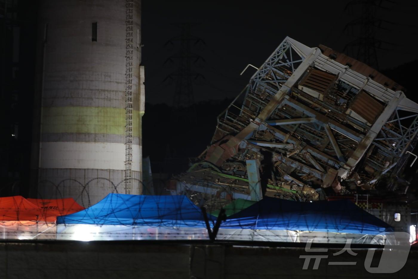 6일 오후 울산 남구 용잠동 한국동서발전 울산화력발전소 보일러 타워 붕괴 사고 현장에서 야간 수색 작업이 이어지고 있다. 2025.11.6/뉴스1 ⓒ News1 박정현 기자