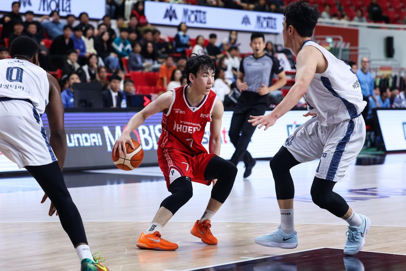 프로농구 현대모비스 서명진이 6일 소노와 경기에서 드리블을 하고 있다.&#40;KBL 제공&#41;