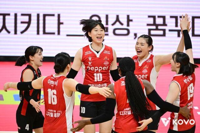 본문 이미지 - 여자배구 페퍼저축은행이 3연승을 질주했다.(KOVO 제공)