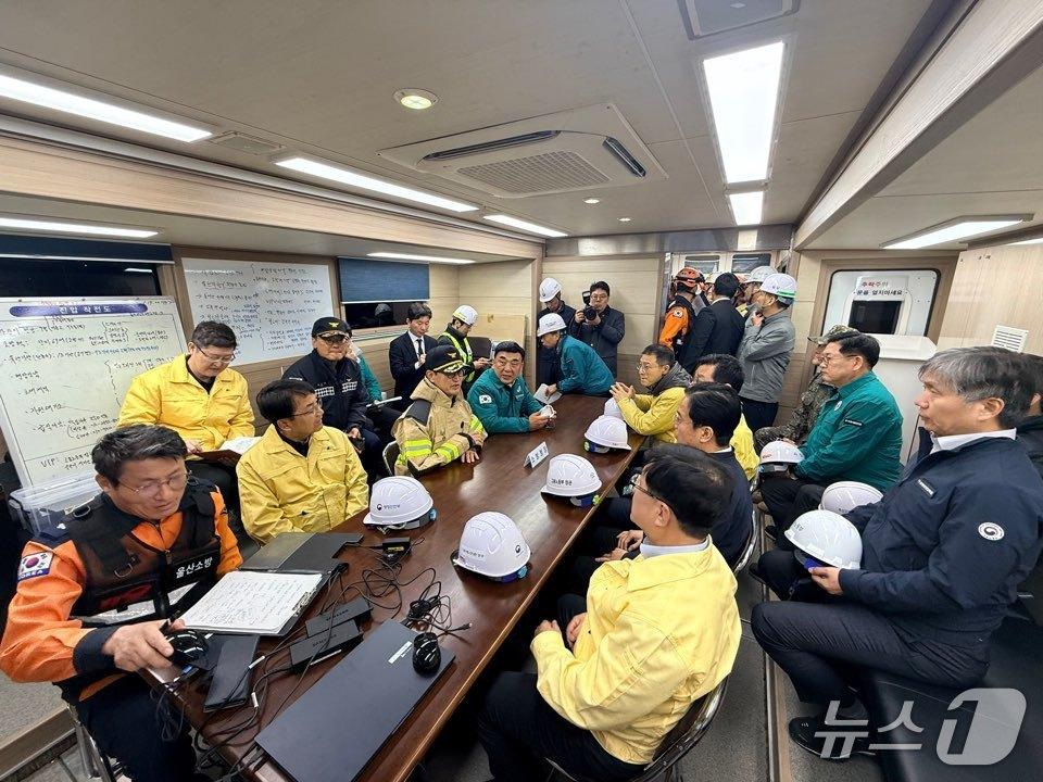 본문 이미지 - 울산 화력발전소 붕괴사고 현장, 관계부처 합동 상황판단회의 중이다.&#40;소방청 제공&#41;