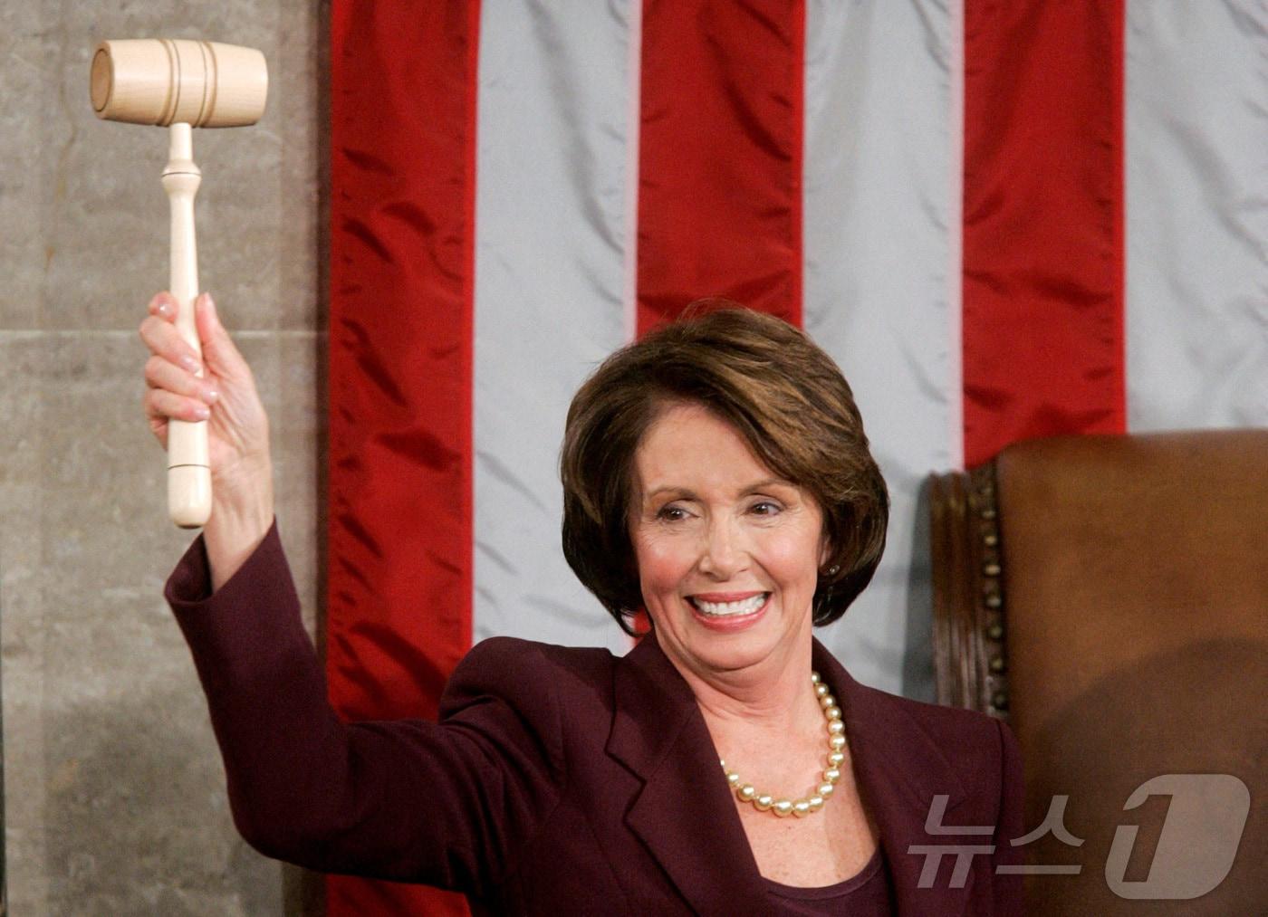 본문 이미지 - 2017년 1월 4일 워싱턴DC 의사당에서 열린 110회 의회 개원식에서 미국 하원 첫 여성 의장에 선출된 낸시 펠로시가 의사봉을 들어 보이고 있다. 그녀는 6일&#40;현지시간&#41; 내년 중간 선거 불출마를 선언했다. 2025.11.06. ⓒ 로이터=뉴스1 ⓒ News1 류정민 특파원