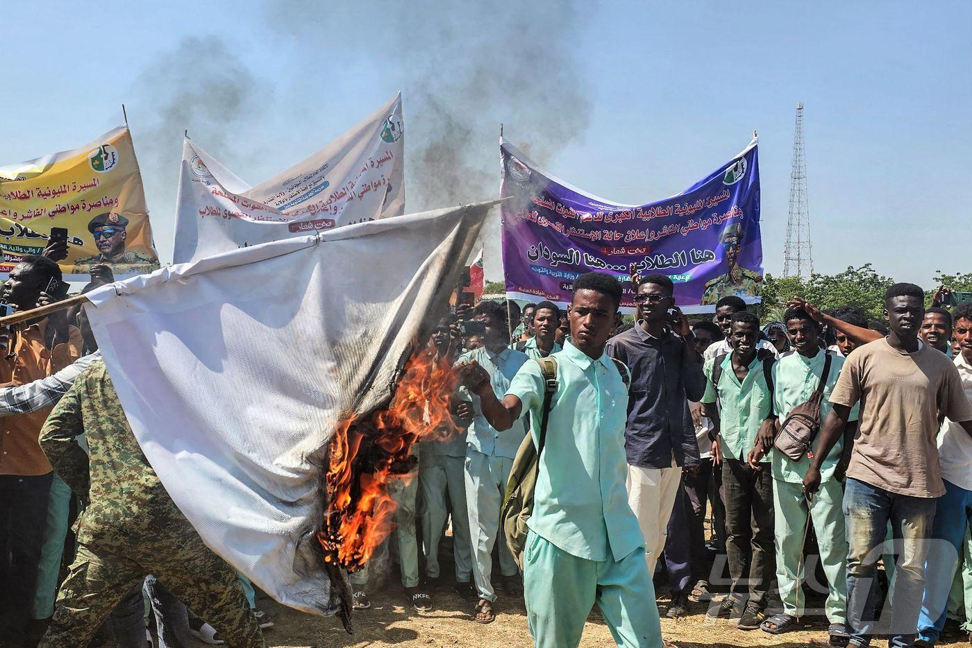 6일&#40;현지시간&#41; 수단 동부 게다레프에서 학생들이 정부군과 교전중인 신속지원군&#40;RSF&#41;의 잔혹 행위에 항의하는 시위를 벌이고 있다. 2025.11.06 ⓒ AFP=뉴스1 ⓒ News1 김지완 기자