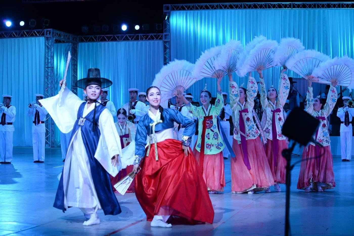 지난 2015년 11월 13~15일 일본 도쿄에서 열린 자위대 음악축제에 참석한 한국 해군 군악대가 민요 공연을 펼치고 있다. (출처=육상자위대 페이스북)