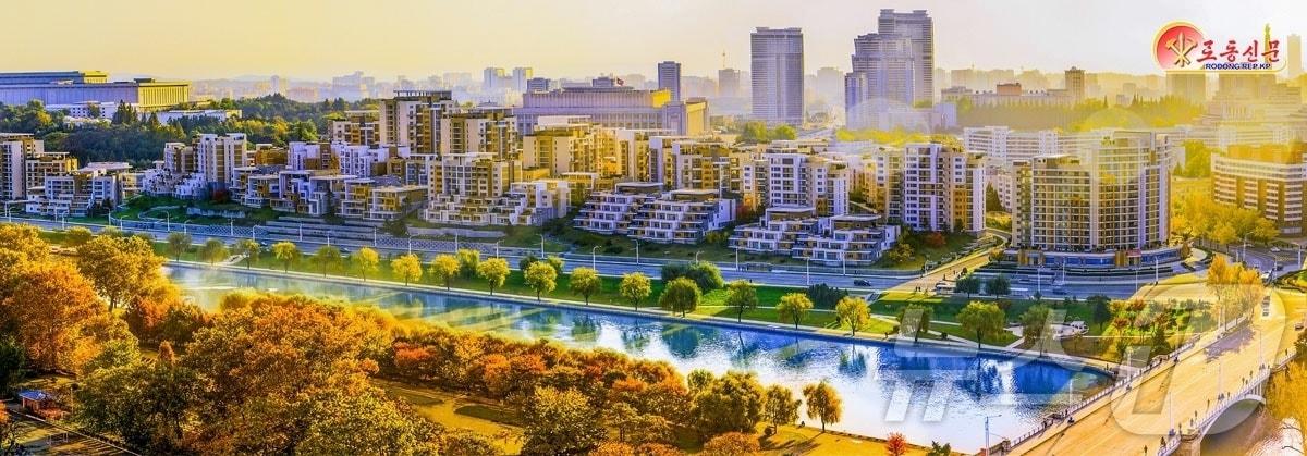 본문 이미지 - (평양 노동신문=뉴스1) = 북한 노동당 기관지 노동신문은 7일 "단풍계절을 맞아 더욱 아름다워진 수도의 새 거리들"이라는 제목의 기사를 보도했다. [국내에서만 사용가능. 재배포 금지. DB 금지. For Use Only in the Republic of Korea. Redistribution Prohibited] rodongphoto@news1.kr