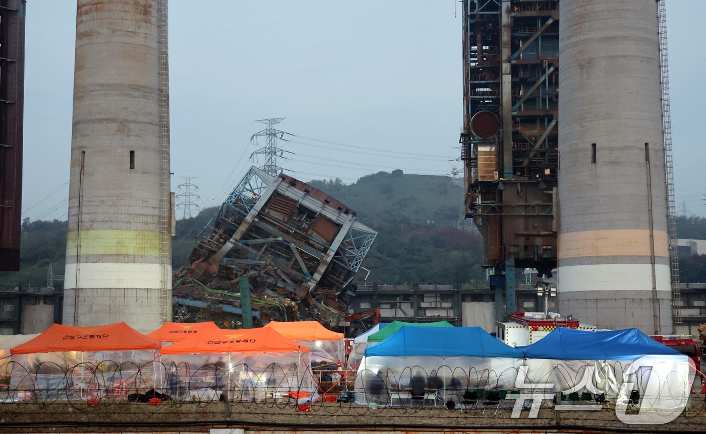 7일 새벽 울산 남구 동서발전 울산화력발전소 보일러 타워 붕괴현장에서 소방대원들이 매몰자 수색 및 구조작업을 벌이고 있다.  2025.11.7/뉴스1 ⓒ News1 황기선 기자