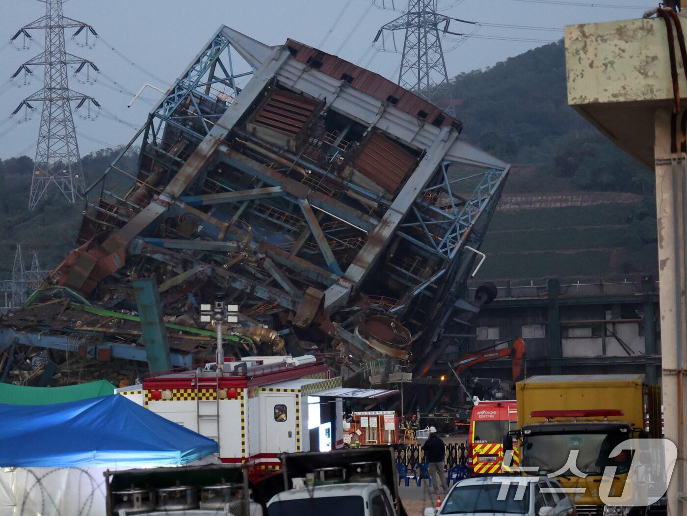 본문 이미지 - 지난 7일 새벽 울산 남구 동서발전 울산화력발전소 보일러 타워 붕괴현장에서 소방대원들이 매몰자 수색 및 구조작업을 벌이고 있다.  2025.11.7/뉴스1 ⓒ News1 황기선 기자