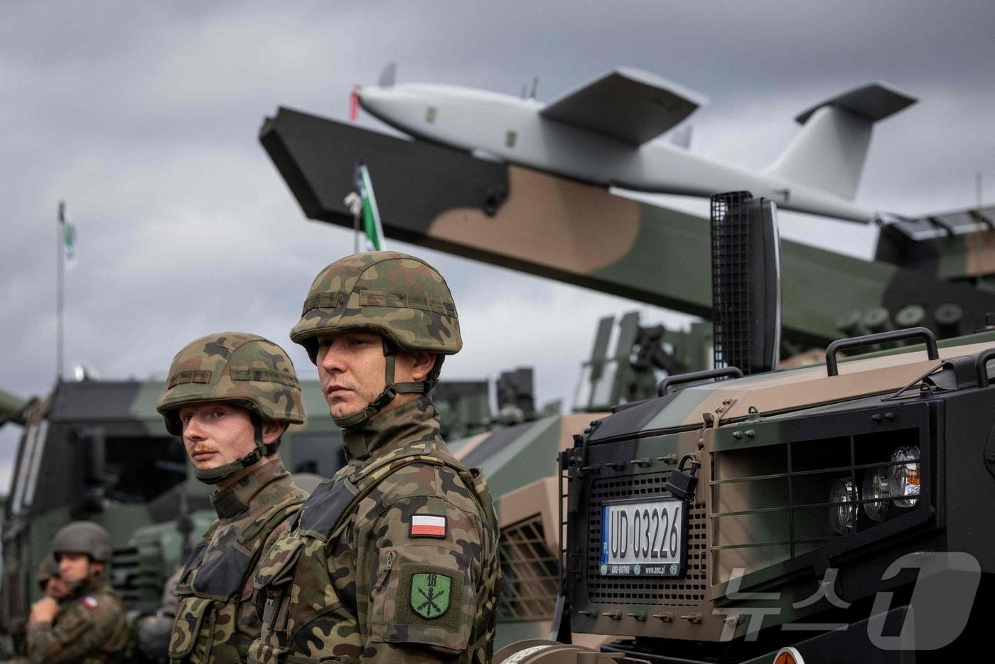 폴란드 군인들이 9월 18일 군사 장비 전시 행사에서 다목적 장갑차 옆에 서 있다. 2025.9.18./뉴스1 ⓒ AFP=뉴스1 ⓒ News1 이창규 기자