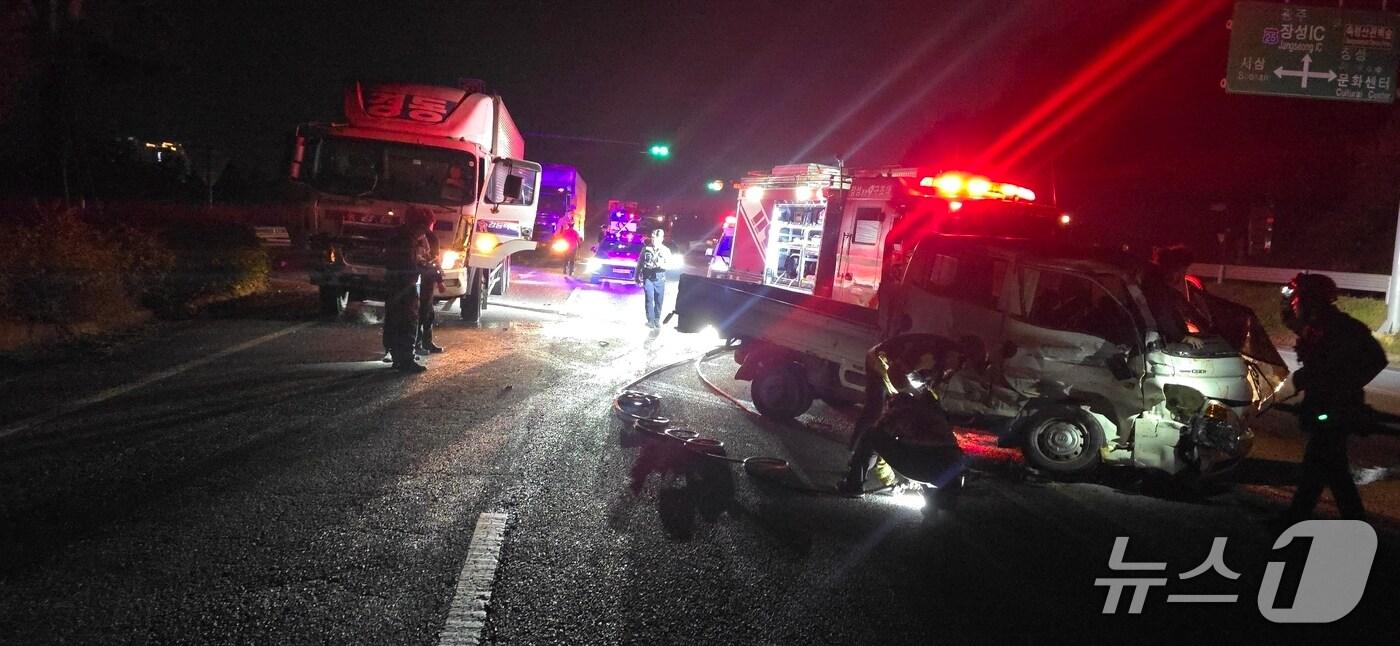 6일 오후 6시 28분쯤 전남 장성군에서 발생한 화물차 충돌 사고와 관련해 소방당국이 조치를 취하고 있다.&#40;장성소방서 제공. 재판매 및 DB금지&#41; 2025.11.7/뉴스1