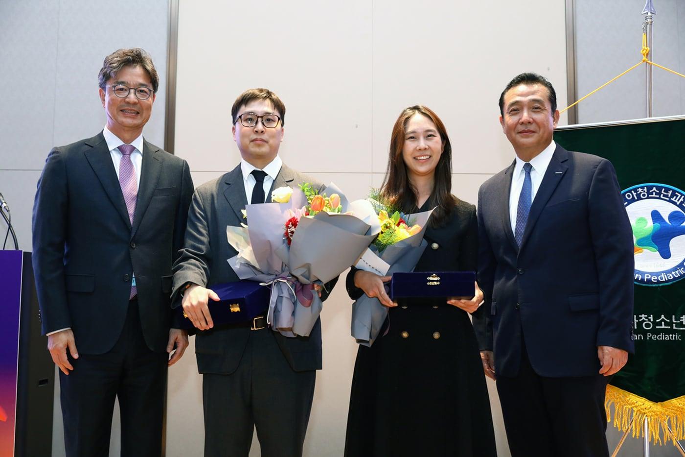 6일 열린 &#39;2025 두산연강 소아청소년과 학술상&#39; 시상식에서 참석자들이 기념촬영을 하고 있다. &#40;왼쪽부터&#41; 대한소아청소년과학회 김한석 이사장, 지니너스 서은섭 책임연구원, 중앙대학교병원 이다혜 조교수, 두산연강재단 이원재 대표이사&#40;두산연강재단 제공&#41;. ⓒ 뉴스1