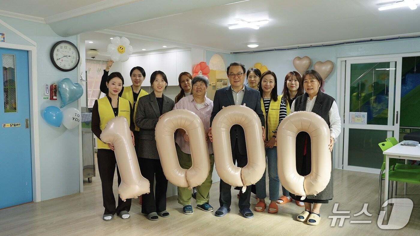 한샘 임직원들과 시흥시청, 푸른지역아동센터 관계자들이 한샘의 1000번째 공간 개선을 기념하며 단체사진을 촬영하고 있다. (한샘 제공. 재판매 및 DB금지)