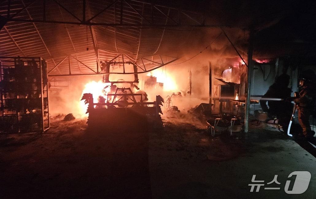 본문 이미지 - 6일 오후 9시13분쯤 경북 상주시 중동면의 창고에서 원인을 알 수 없는 불이나 소방당국이 진화하고 있다.(경북소방본부 제공. 재판매 및 DB 금지)2025.11.7/뉴스1