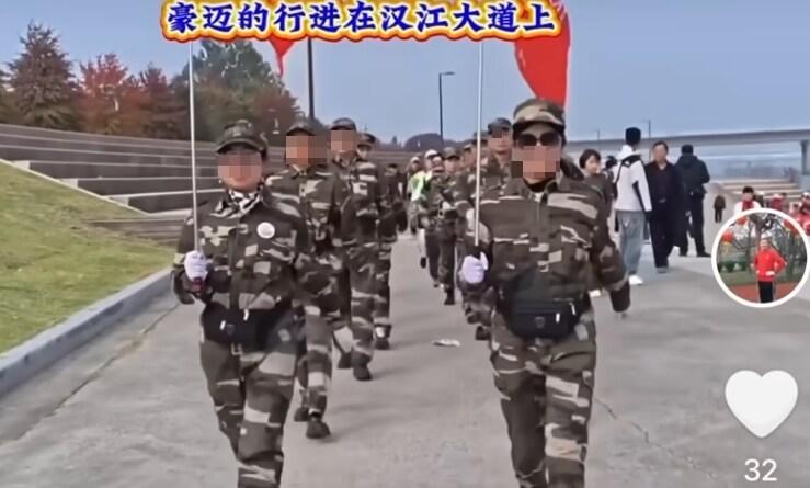 100여 명의 중국인들이 중국의 군가에 맞춰 행진을하고 있다. 출처=온라인커뮤니티.