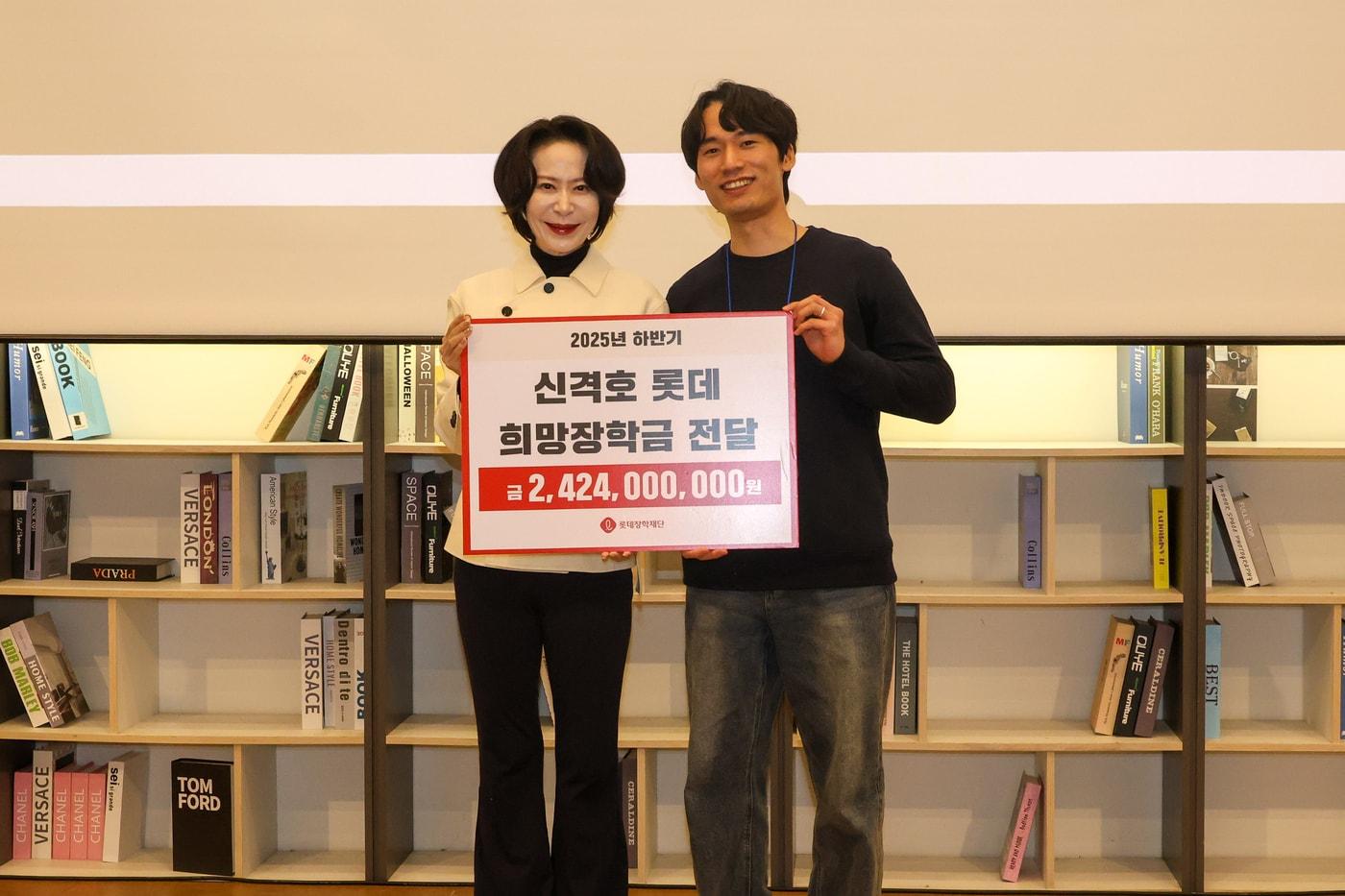 롯데장학재단 장혜선 이사장(왼쪽)과 희망장학생이 기념사진을 촬영하고 있다.(롯데장학재단 제공). 