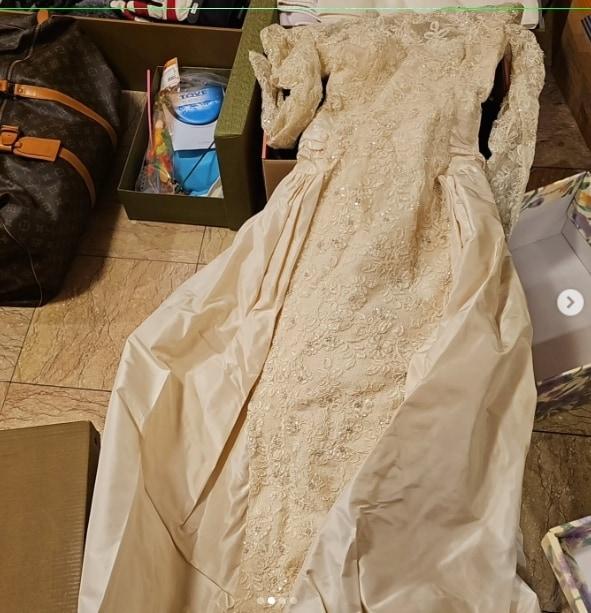 본문 이미지 - 노소영 아트센터 나비 관장이 이혼 후 첫 심경을 전했다. 결혼식 당시 입던 웨딩드레스. 출처=인스타그램