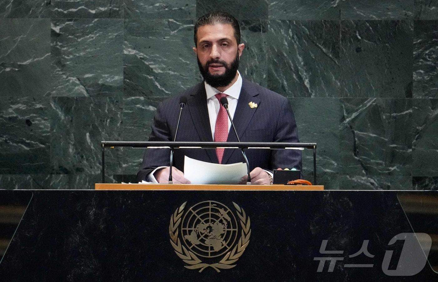 시리아 아흐메드 알샤라 대통령이 24일&#40;현지시간&#41; 미국 뉴욕 유엔 본부에서 열린 유엔 총회 일반토의에서 연설하고 있다. 2025.09.24.&lt;자료사진&gt;ⓒ AFP=뉴스1