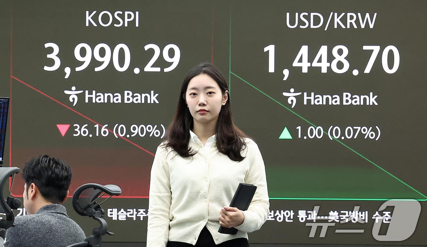 서울 중구 하나은행 본점 딜링룸 전광판에 개장 시황이 나오고 있다. /뉴스1 ⓒ News1