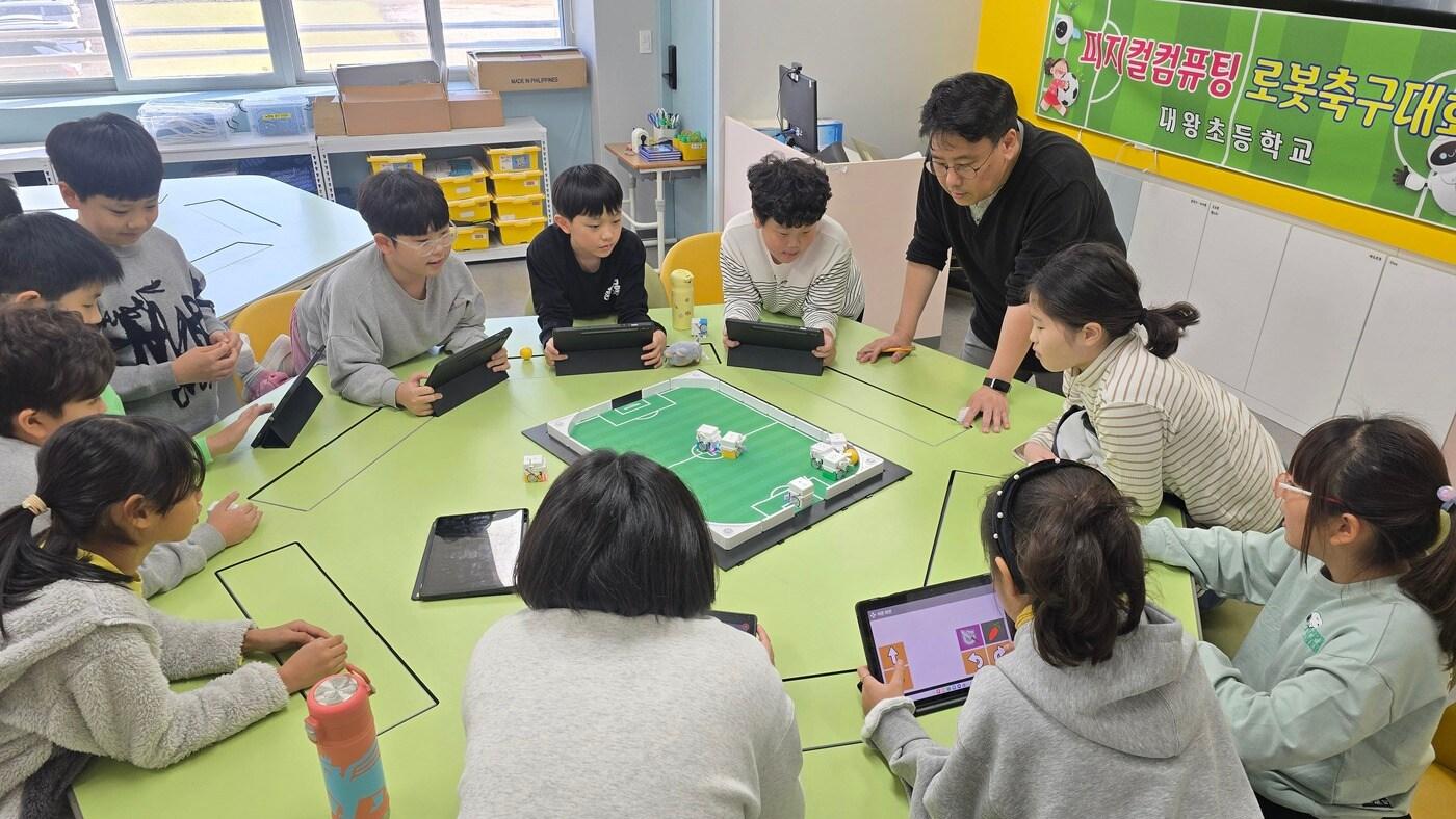 대왕초 학생들이 로봇축구 대회에 참가 중인 모습.(부여교육지원청 제공. 재판매 및 DB금지)/뉴스1