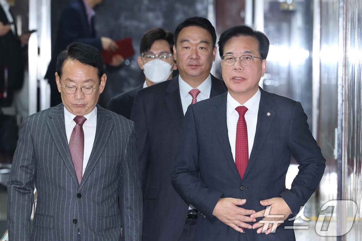 송언석 국민의힘 원내대표가 7일 서울 여의도 국회에서 열린 원내대책회의에 참석하고 있다. ⓒ News1 신웅수 기자