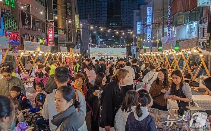 본문 이미지 - 지난 1일 부산외대 인근 남산로 일원에서 열린 ‘2025 글로컬 문화 in(人) 남산 페스티벌' (부산 금정구 제공. 재판매 및 DB금지)