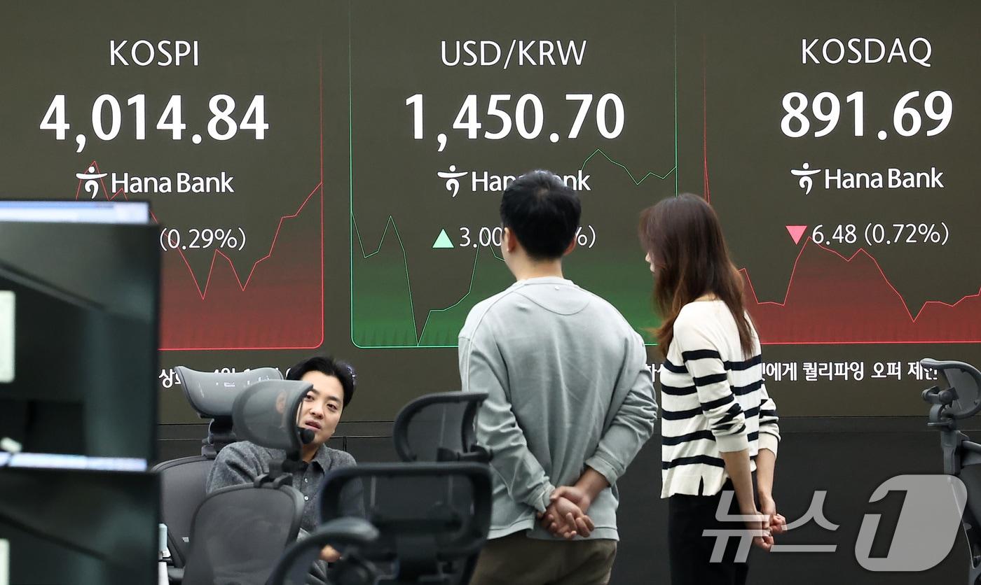 7일 오전 서울 중구 하나은행 본점 딜링룸 전광판에 개장 시황이 나오고 있다. 2025.11.7/뉴스1 ⓒ News1 김성진 기자