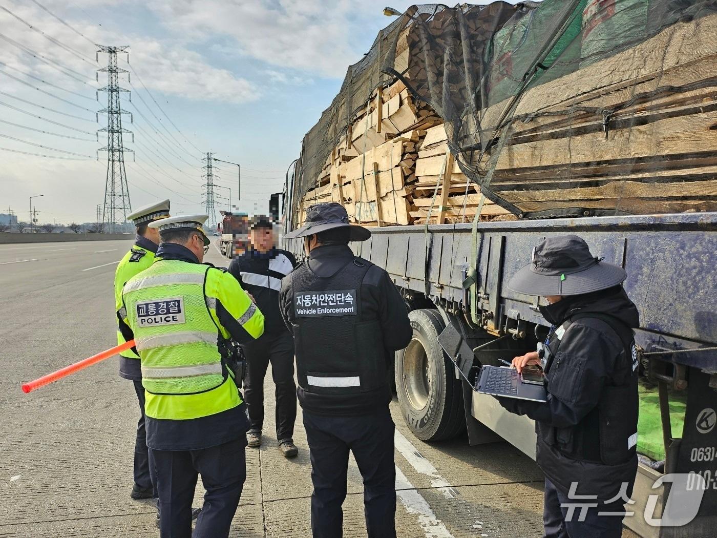 본문 이미지 - 인천경찰이 화물차 불법 구조변경을 단속하고 있다.&#40;인천경찰청 제공. 재배포 및 DB금지&#41;2025.11.7/뉴스1
