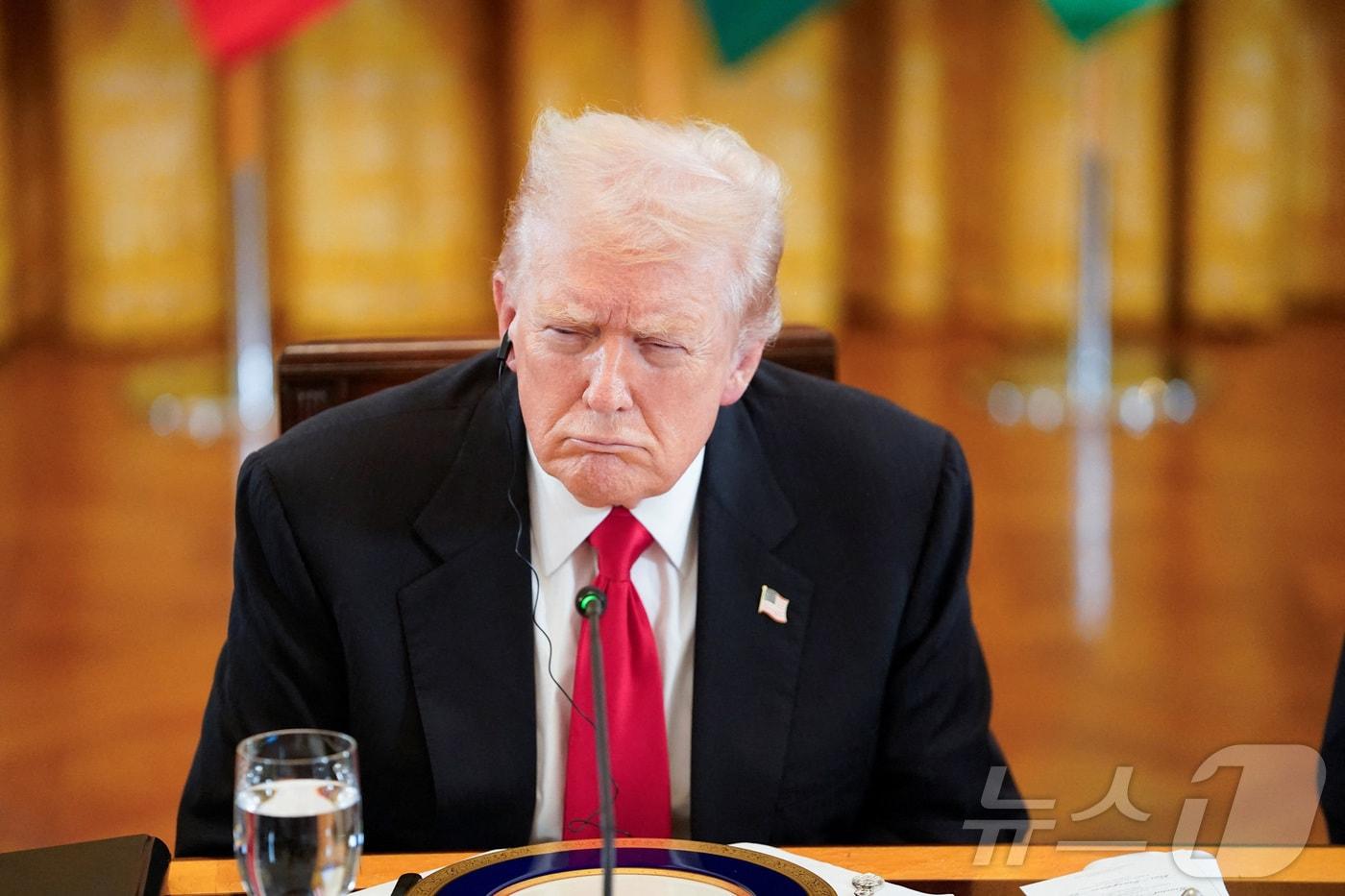 도널드 트럼프 미국 대통령이 6일 백악관 이스트룸에서 카자흐스탄, 키르기스스탄, 타지키스탄, 투르크메니스탄, 우즈베키스탄 지도자들과 함께 만찬을 하고 있다. 2025.11.6 ⓒ 로이터=뉴스1 ⓒ News1 강민경 기자