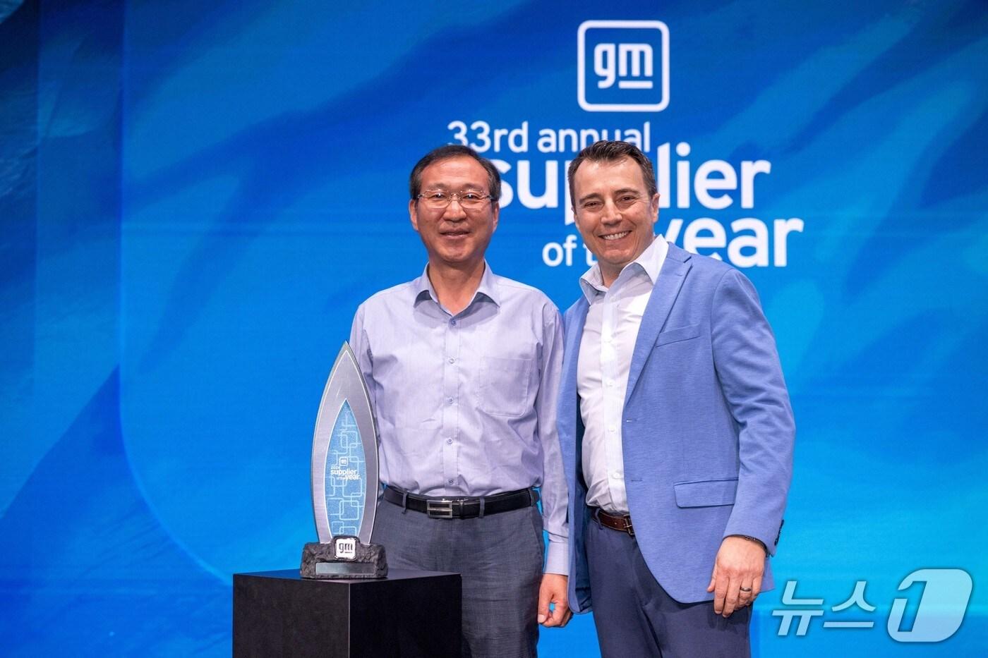 지난 4월 SNT모티브가 GM으로부터 우수 협력사를 받고 있는 모습 (SNT모티브 제공. 재판매 및 DB금지)