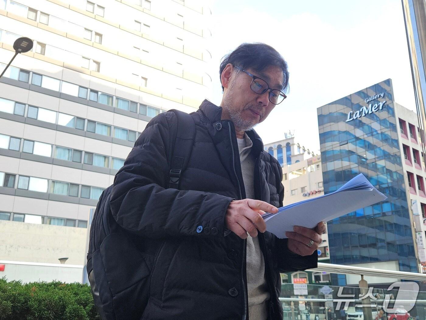 본문 이미지 - 7일 오전 서울 종로경찰서 앞에서 고발인 조사에 앞서 발언 중인 김순환 서민민생대책위원회 사무총장. 2025.11.07/뉴스1 ⓒ News1 유채연 기자