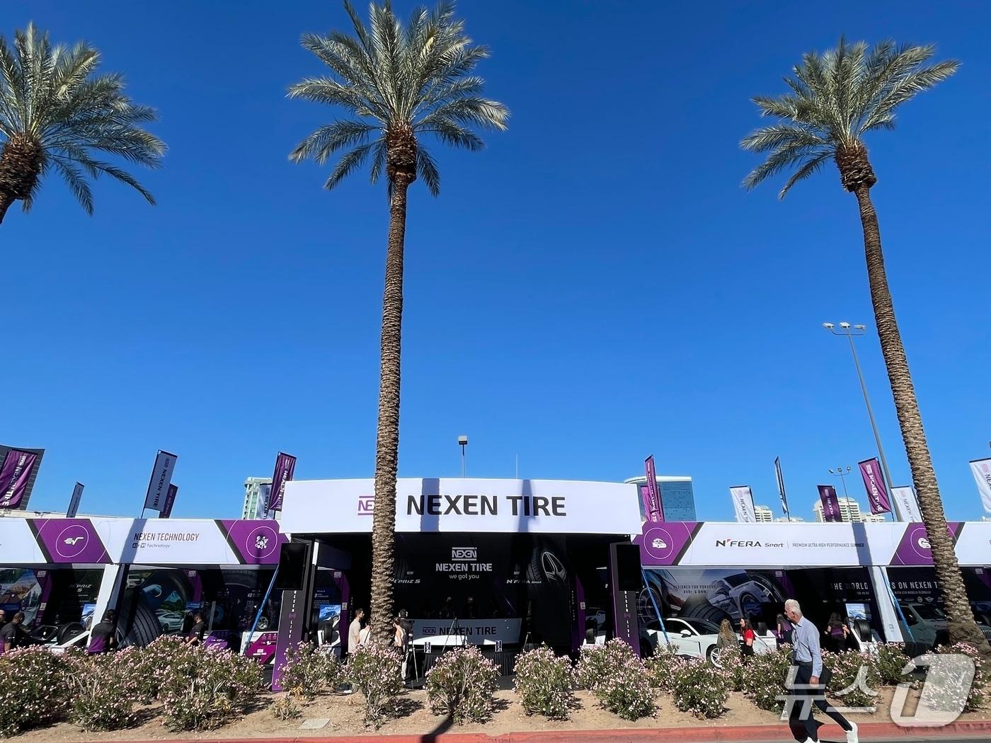 본문 이미지 - 지난 4일&#40;현지시각&#41;부터 나흘간 미국 라스베이거스에서 열린 북미 최대 자동차 부품 전시회 &#39;세마쇼 2025&#39;에서 넥센타이어가 부스를 차린 모습&#40;넥센타이어 제공&#41;. 2025.11.07.