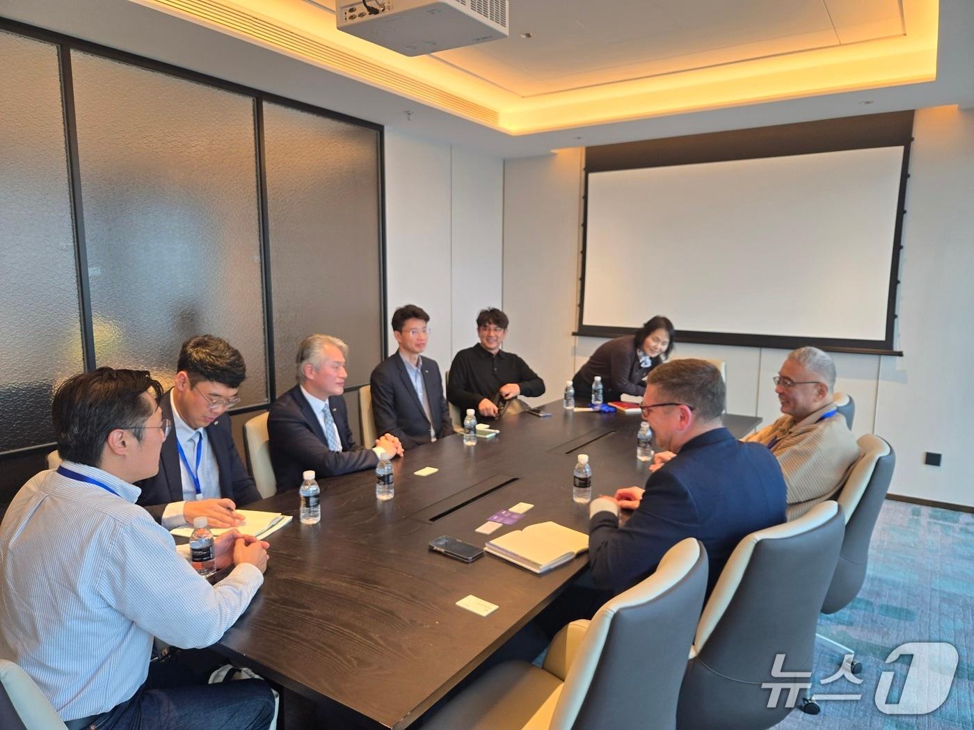 본문 이미지 - 간주태 BPA 부사장(왼쪽 세 번째)이 지난 리우 로얄캐리비안인터내셔널(RCI) 아시아회장(맨 오른쪽)과 면담을 나누는 모습 (BPA 제공. 재판매 및 DB금지)
