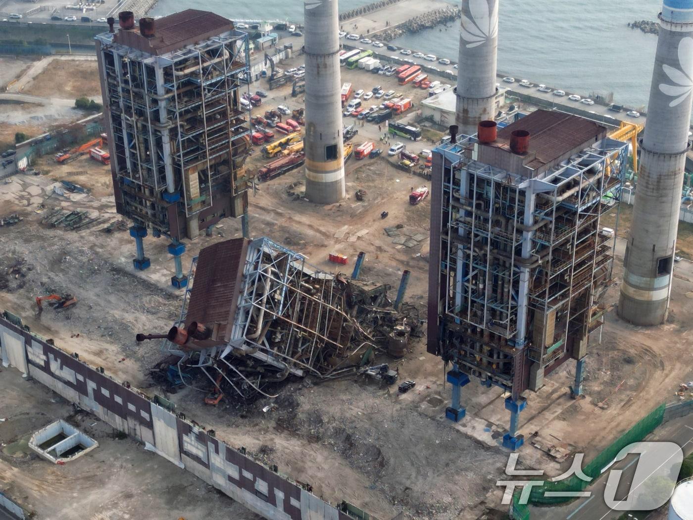 본문 이미지 - 7일 오전 울산 남구 동서발전 울산화력발전소 보일러 타워 붕괴현장에서 소방대원들이 매몰자 수색 및 구조작업을 벌이고 있다. 2025.11.7/뉴스1 ⓒ News1 황기선 기자