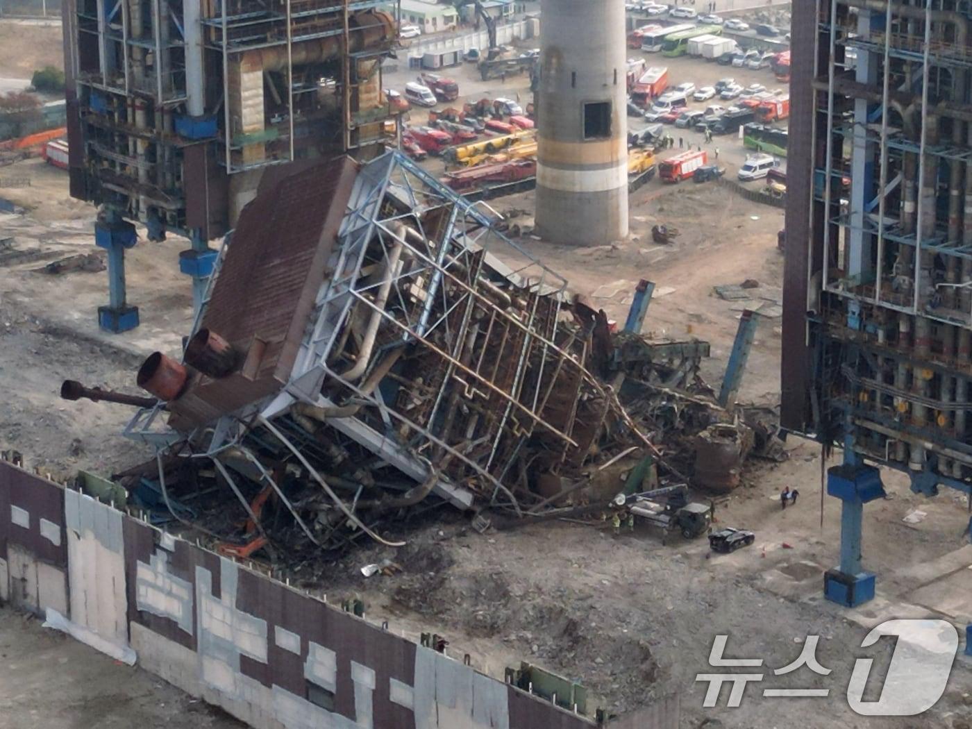 본문 이미지 - 지난 7일 울산 남구 동서발전 울산화력발전소 보일러 타워 붕괴현장에서 소방대원들이 매몰자 수색 및 구조작업을 벌이고 있다. 2025.11.7/뉴스1 ⓒ News1 황기선 기자