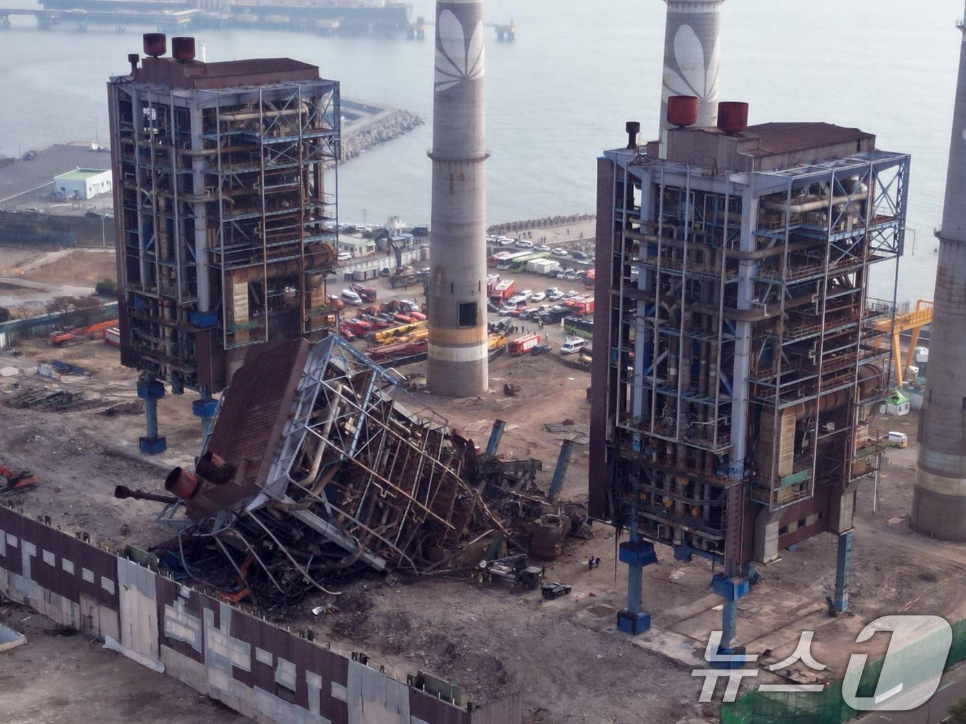 본문 이미지 - 7일 오전 울산 남구 동서발전 울산화력발전소 보일러 타워 붕괴현장에서 소방대원들이 매몰자 수색 및 구조작업을 벌이고 있다. 2025.11.7/뉴스1 ⓒ News1 황기선 기자