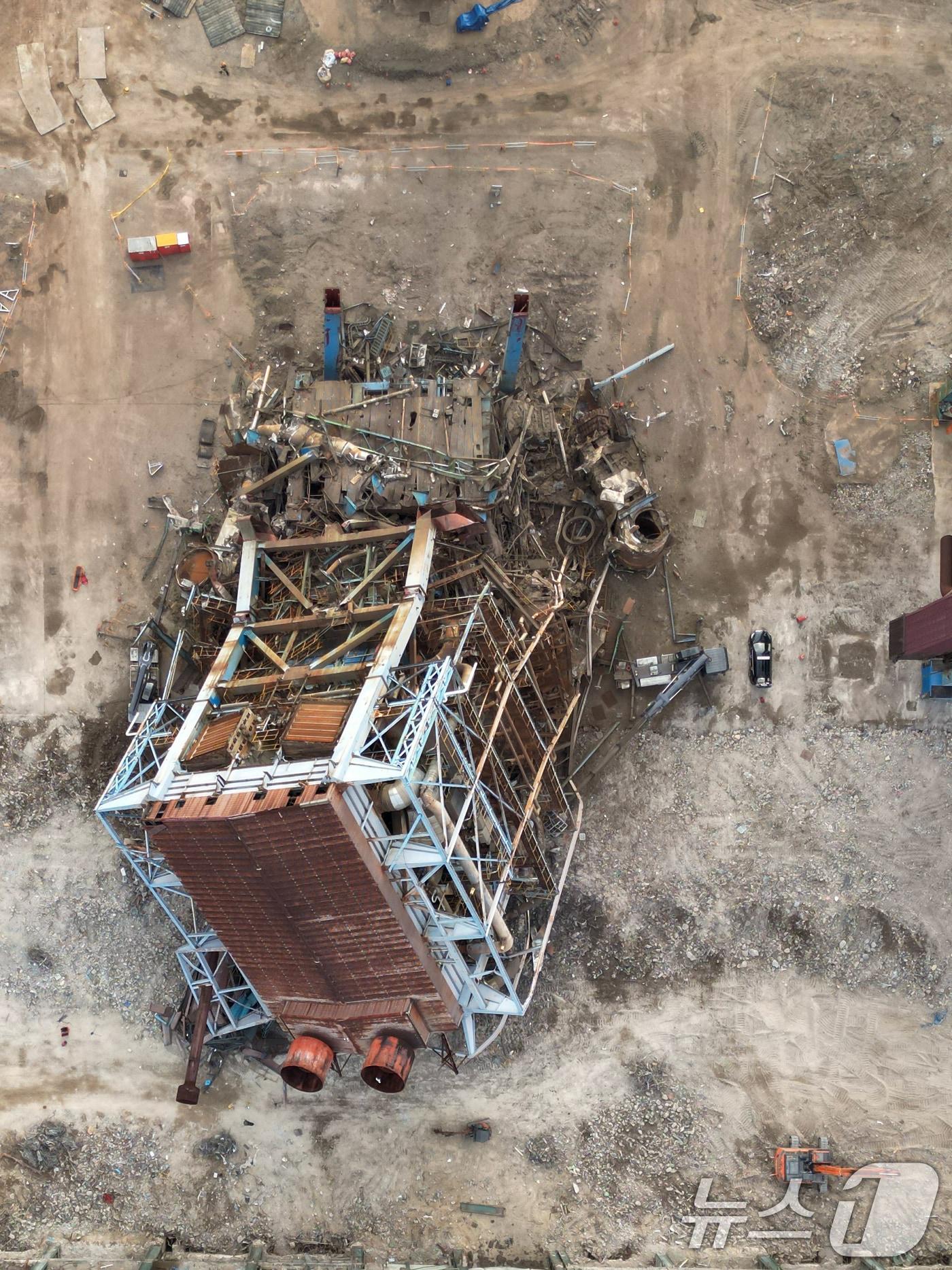 본문 이미지 - 7일 울산 남구 동서발전 울산화력발전소 보일러 타워 붕괴현장에서 소방대원들이 매몰자 수색 및 구조작업을 벌이고 있다. 2025.11.7/뉴스1 ⓒ News1 황기선 기자