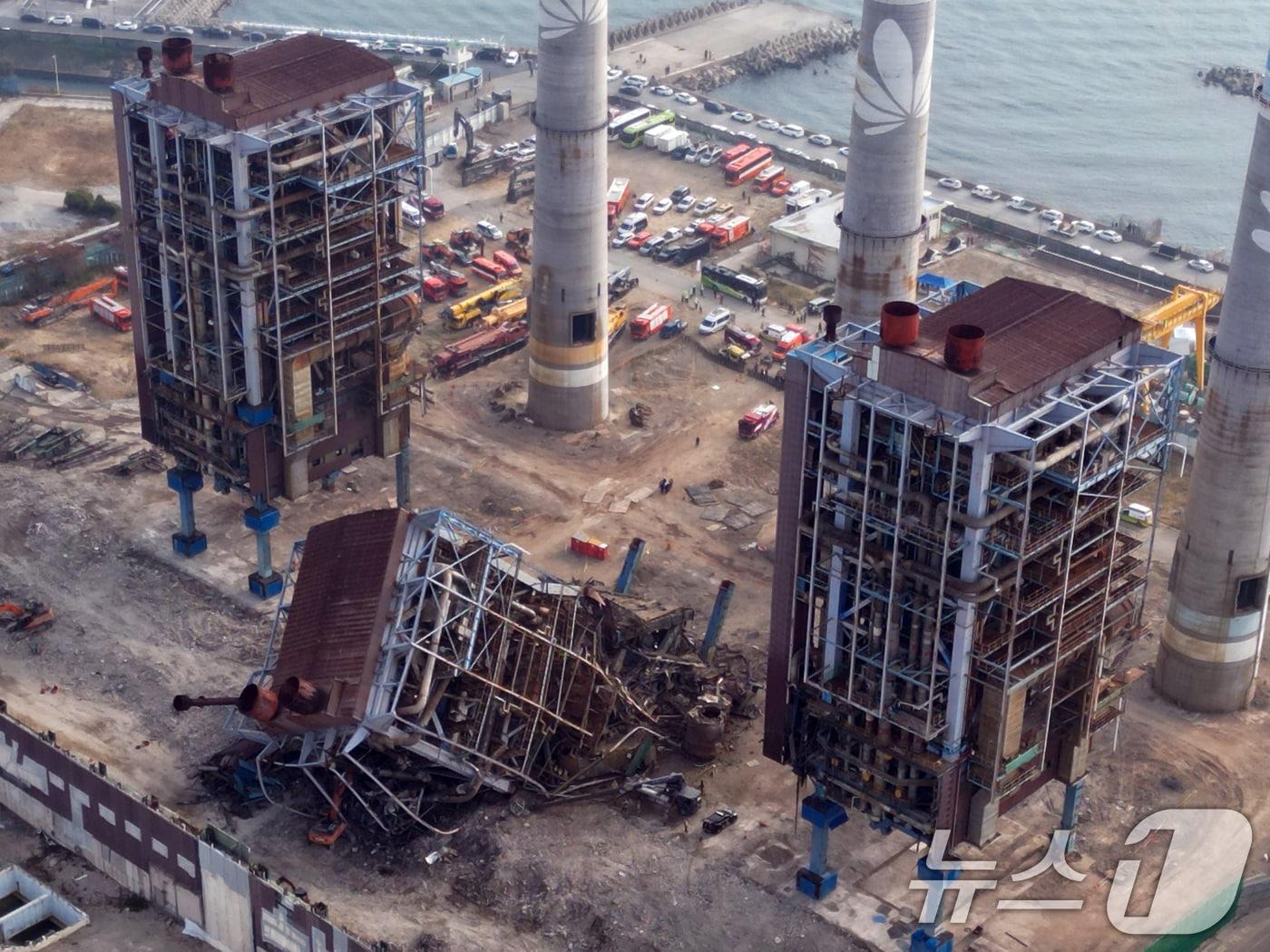 본문 이미지 - 7일 울산 남구 동서발전 울산화력발전소 보일러 타워 붕괴현장에서 소방대원들이 매몰자 수색 및 구조작업을 벌이고 있다. 2025.11.7/뉴스1 ⓒ News1 황기선 기자
