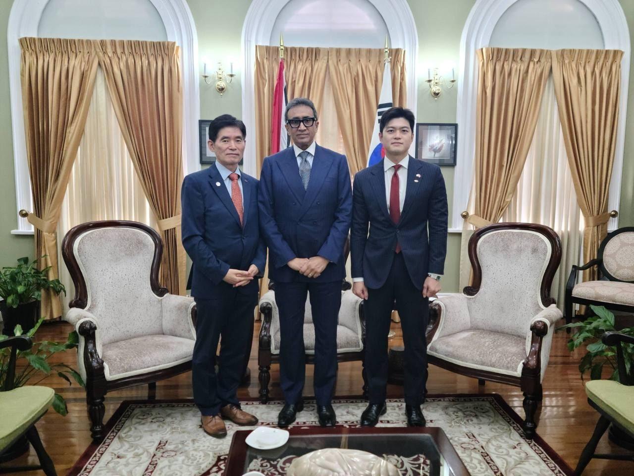 본문 이미지 - 김용태 국민의힘 의원&#40;오른쪽&#41;과 트리비다드 토바고 하원의장&#40;가운데&#41; 면담. &#40;김용태 의원실&#41;   