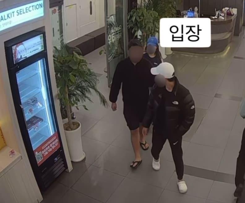 본문 이미지 - CCTV에 포착된 먹튀 '3인방'. 출처=에펨코리아