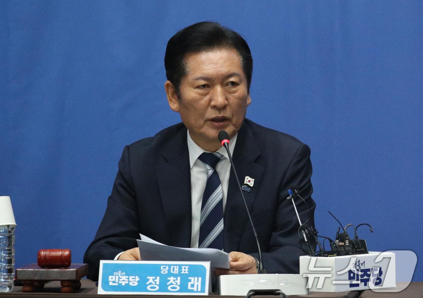 정청래 더불어민주당 대표가 지난 7일 오전 충북 청주시 오스코에서 열린 179차 충북 현장 최고위원회의에서 모두발언을 하고 있다. 2025.11.7/뉴스1 ⓒ News1 김용빈 기자