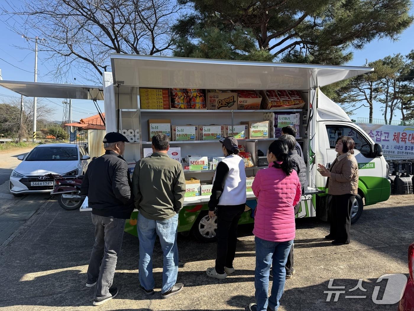본문 이미지 - 이동형판매차량 및 마을순회 판매하는 당찬가게 모습(당진시 제공. 재판매 및 DB금지)2025.11.7/뉴스1
