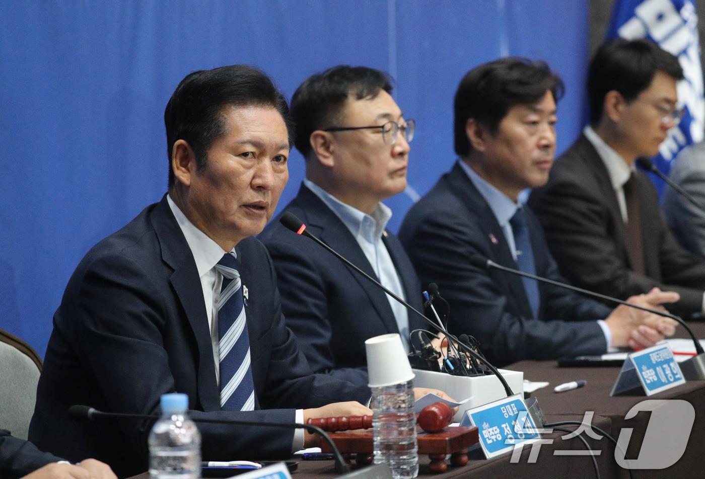 정청래 더불어민주당 대표가 7일 오전 충북 청주시 오스코에서 열린 179차 충북 현장 최고위원회의에서 모두발언을 하고 있다. 2025.11.7/뉴스1 ⓒ News1 김용빈 기자