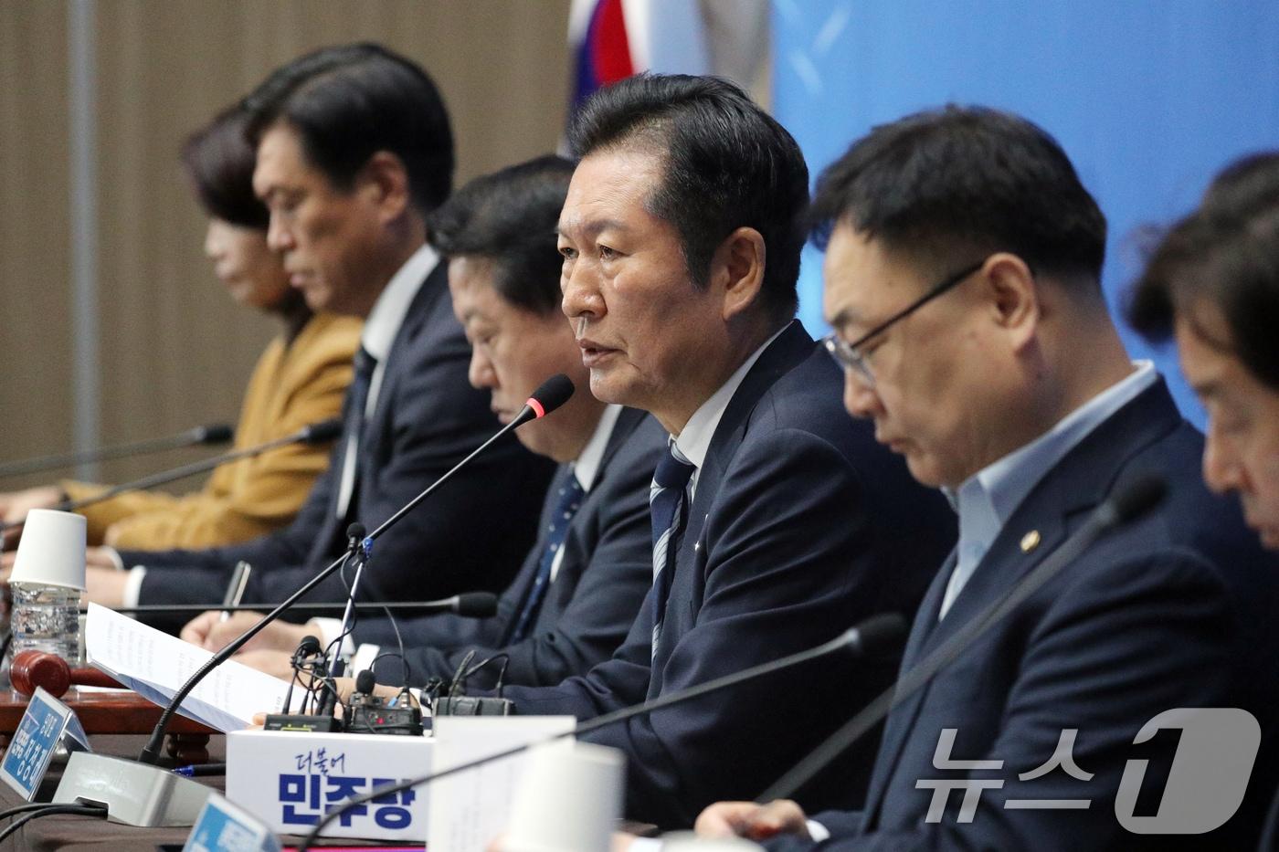 정청래 더불어민주당 대표가 7일 오전 충북 청주시 오스코에서 열린 179차 충북 현장 최고위원회의에서 모두발언을 하고 있다. 2025.11.7/뉴스1 ⓒ News1 김용빈 기자