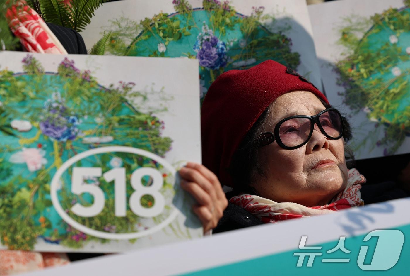 본문 이미지 - 7일 오전 서울 서초구 서울중앙지방법원에서 열린 5·18 성폭력 피해자 첫 재판 관련 기자회견에서 5·18 성폭력 피해자 성수남 할머니가 생각에 잠겨 있다. 2025.11.7 ⓒ 뉴스1 오대일 기자