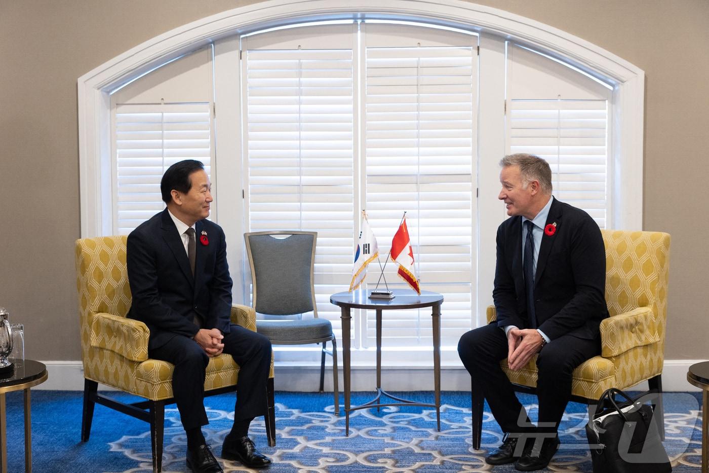 6일&#40;현지시각&#41; 캐나다 오타와에서 열린 &#39;한-캐 국방방산협력 컨퍼런스&#39;에 앞서 이두희 차관과 스티브 푸어 캐나다 국방조달 국무장관이 환담을 하고 있다. &#40;국방부 제공. 재판매 및 DB 금지&#41; 2025.11.7/뉴스1
